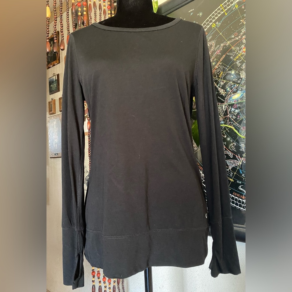 NWT Gapfit Long sleeve Thumbhole Lightweight open back Top! Black. Size Medium.